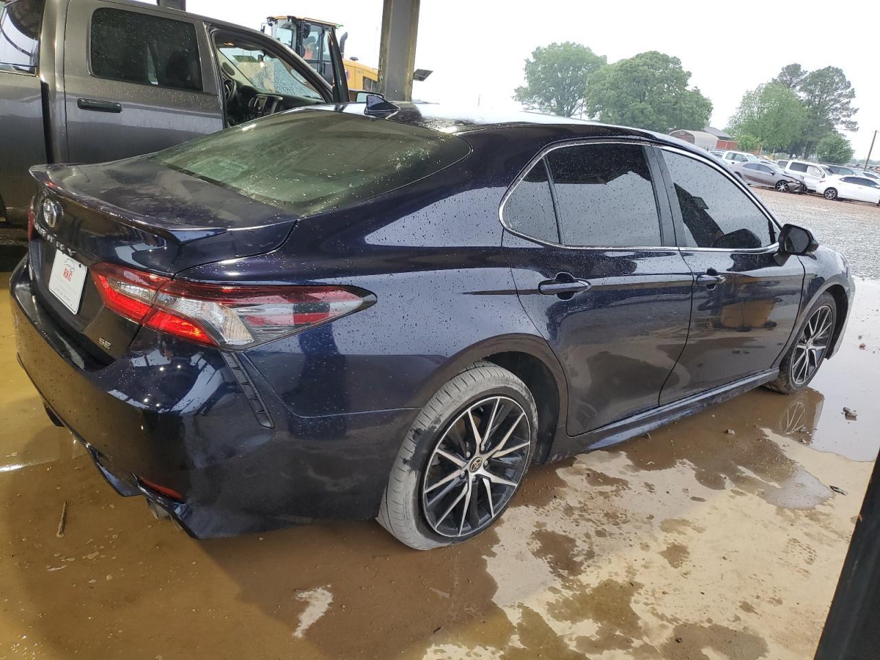 2022 Toyota Camry Se - Image 3