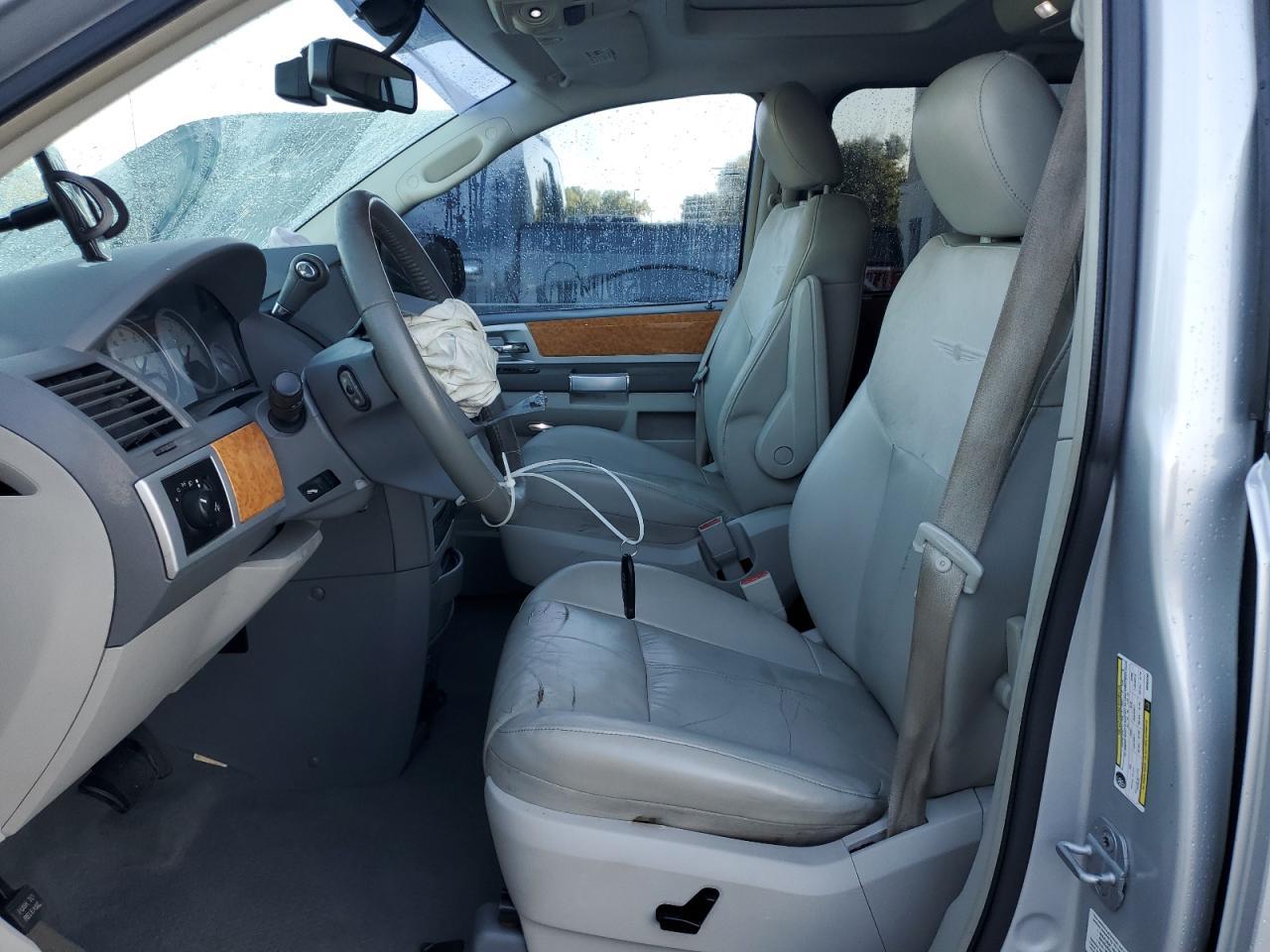 2009 Chrysler Town & Country Limited - Image 7