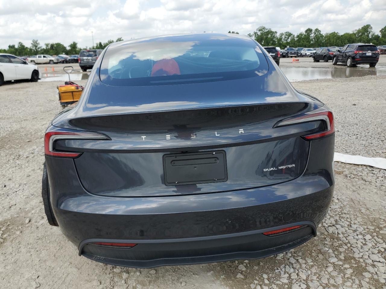 2025 Tesla Model 3 - Фото 6