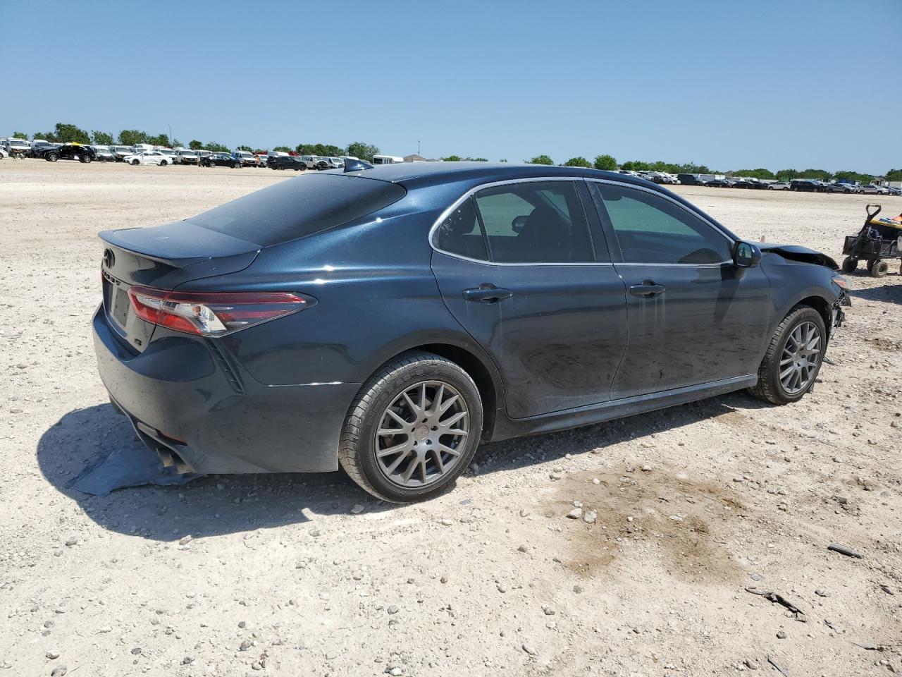 2021 Toyota Camry Se - Фото 3
