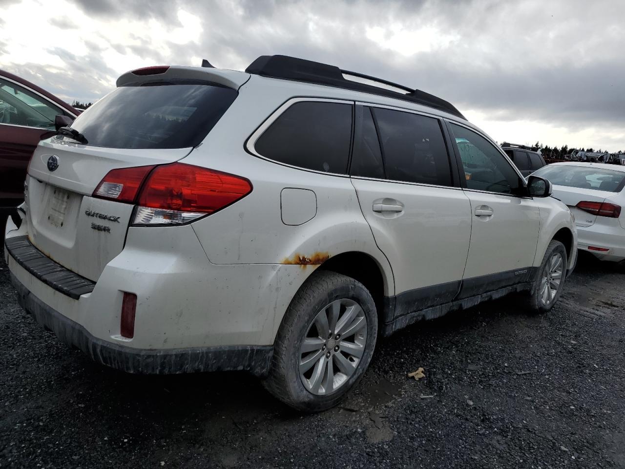 2013 Subaru Outback 3.6R Limited - Image 3