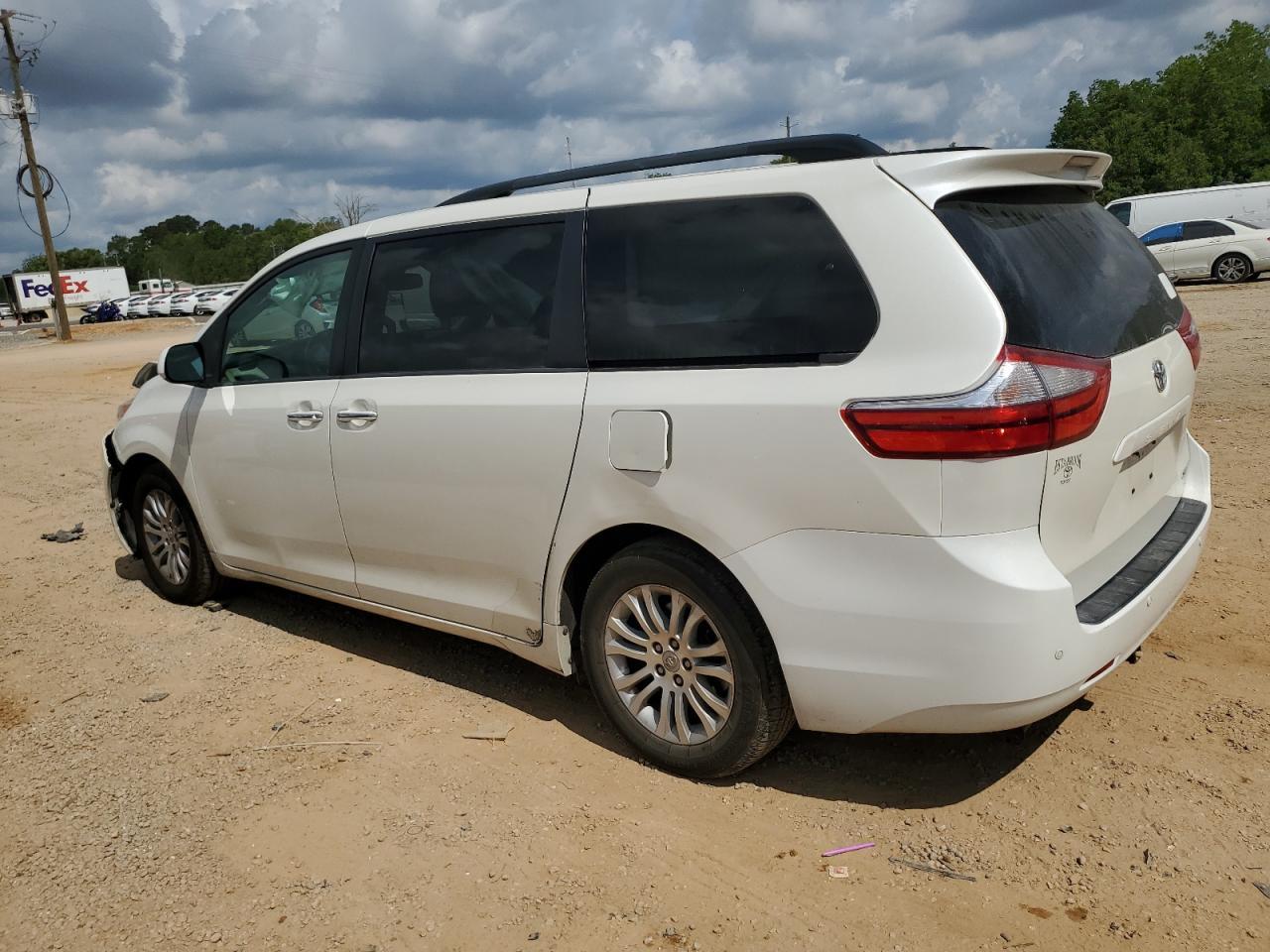 2017 Toyota Sienna Xle - Фото 2