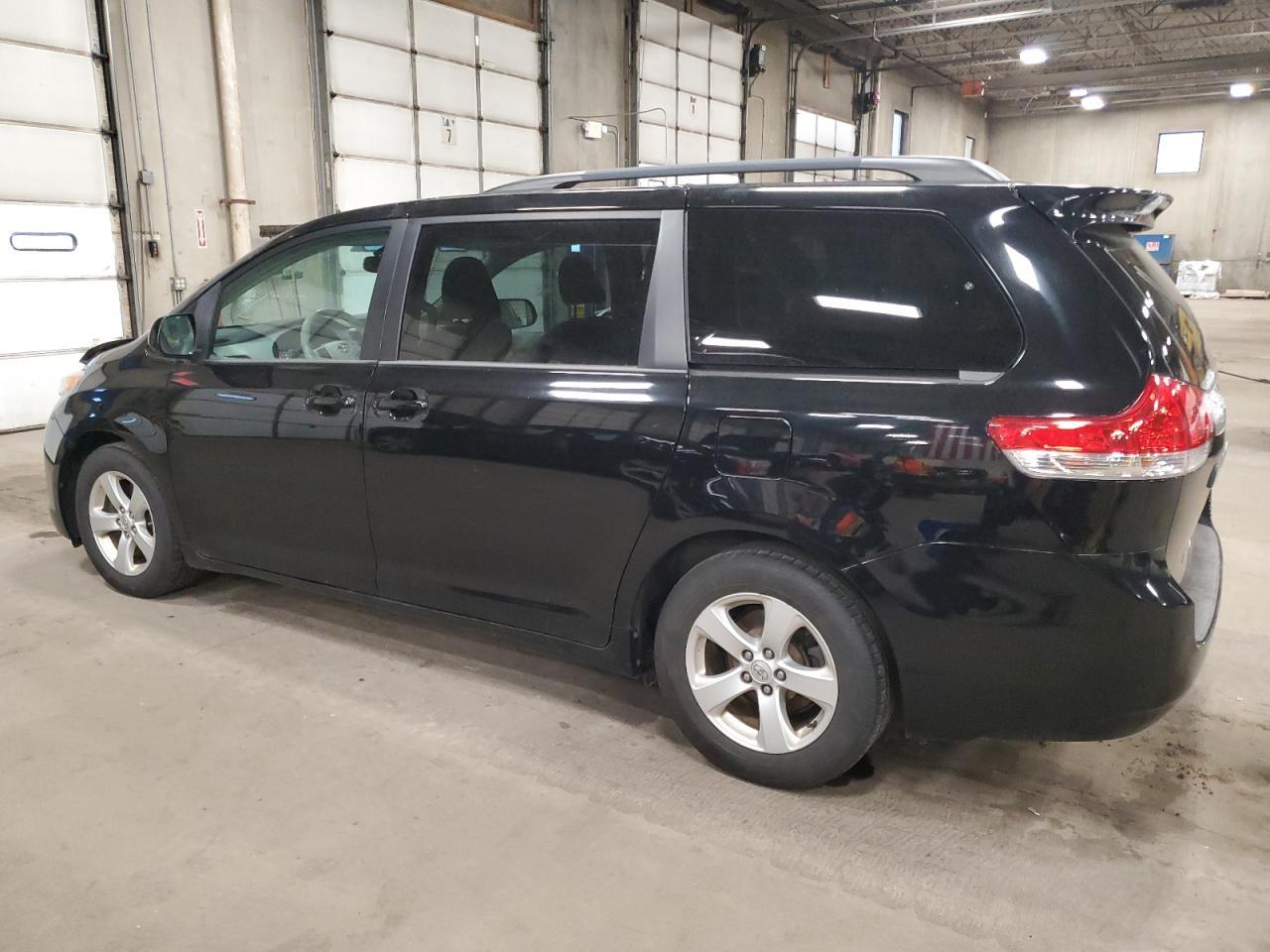 2013 Toyota Sienna Le - Фото 2