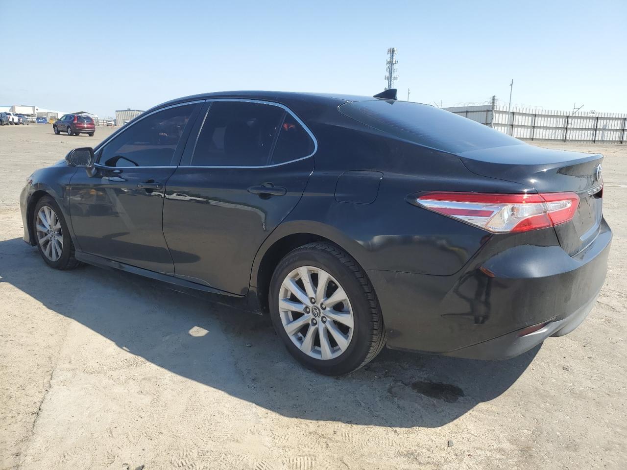 2020 Toyota Camry Le - Фото 2