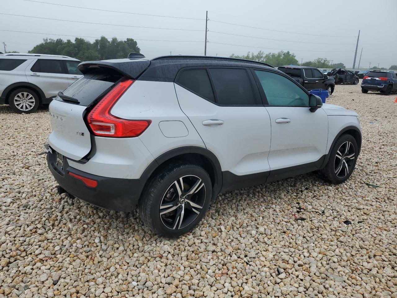 2021 Volvo Xc40 T5 R-Design - Image 3