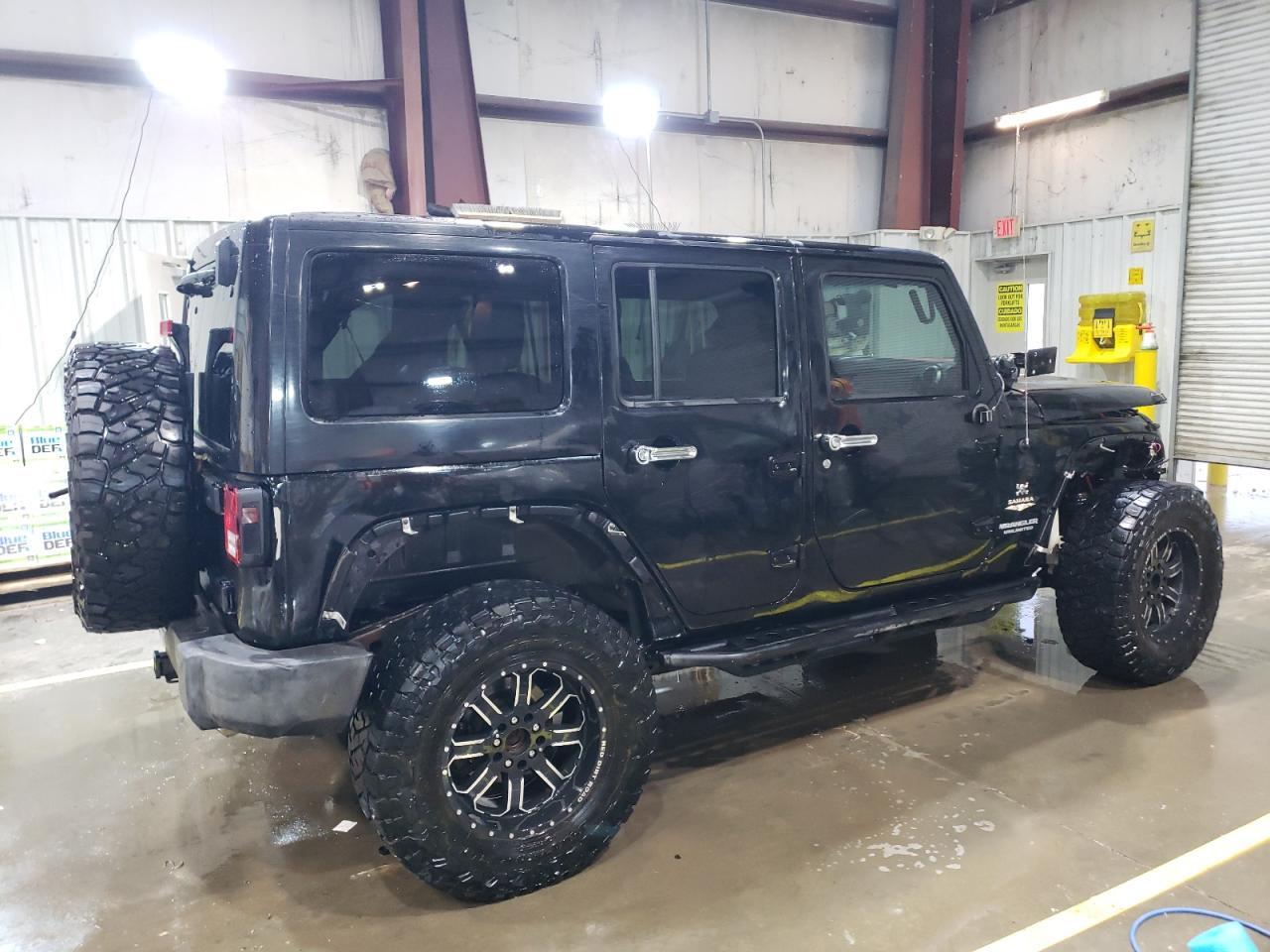 2012 Jeep Wrangler Unlimited Sahara - Image 3