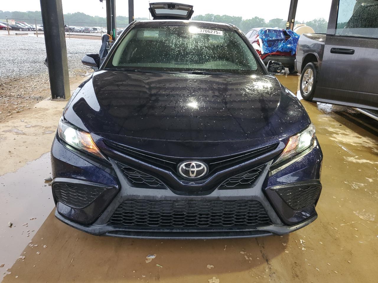 2022 Toyota Camry Se - Image 5