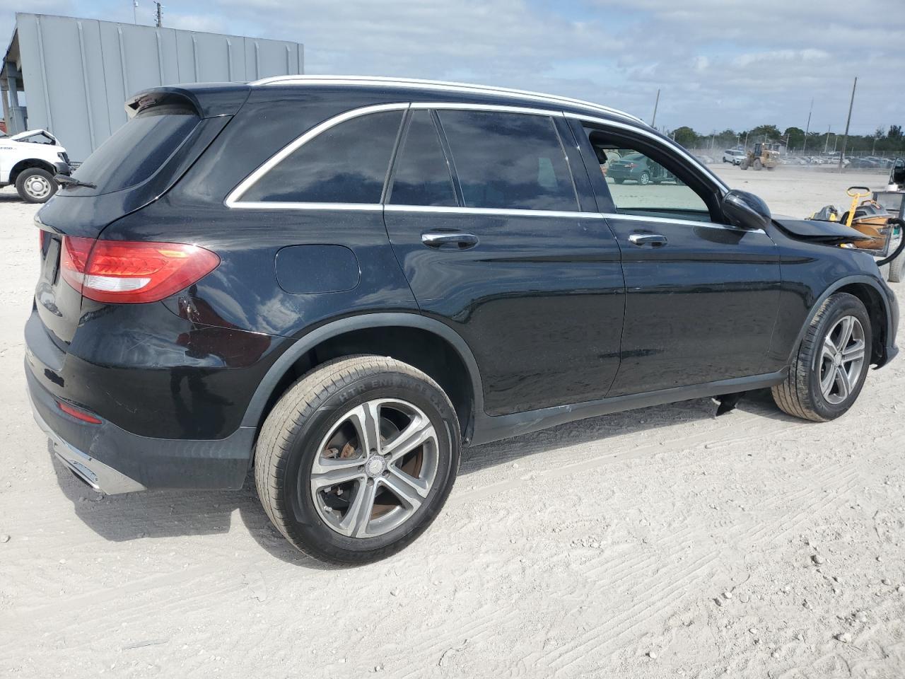 2017 Mercedes-Benz Glc 300 - Фото 3