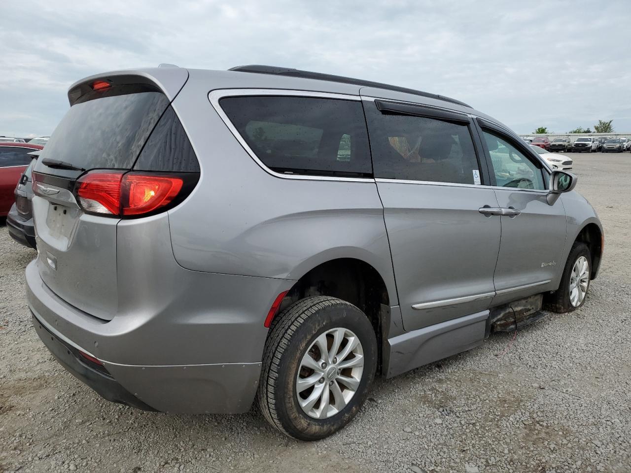 2017 Chrysler Pacifica Touring L - Image 3