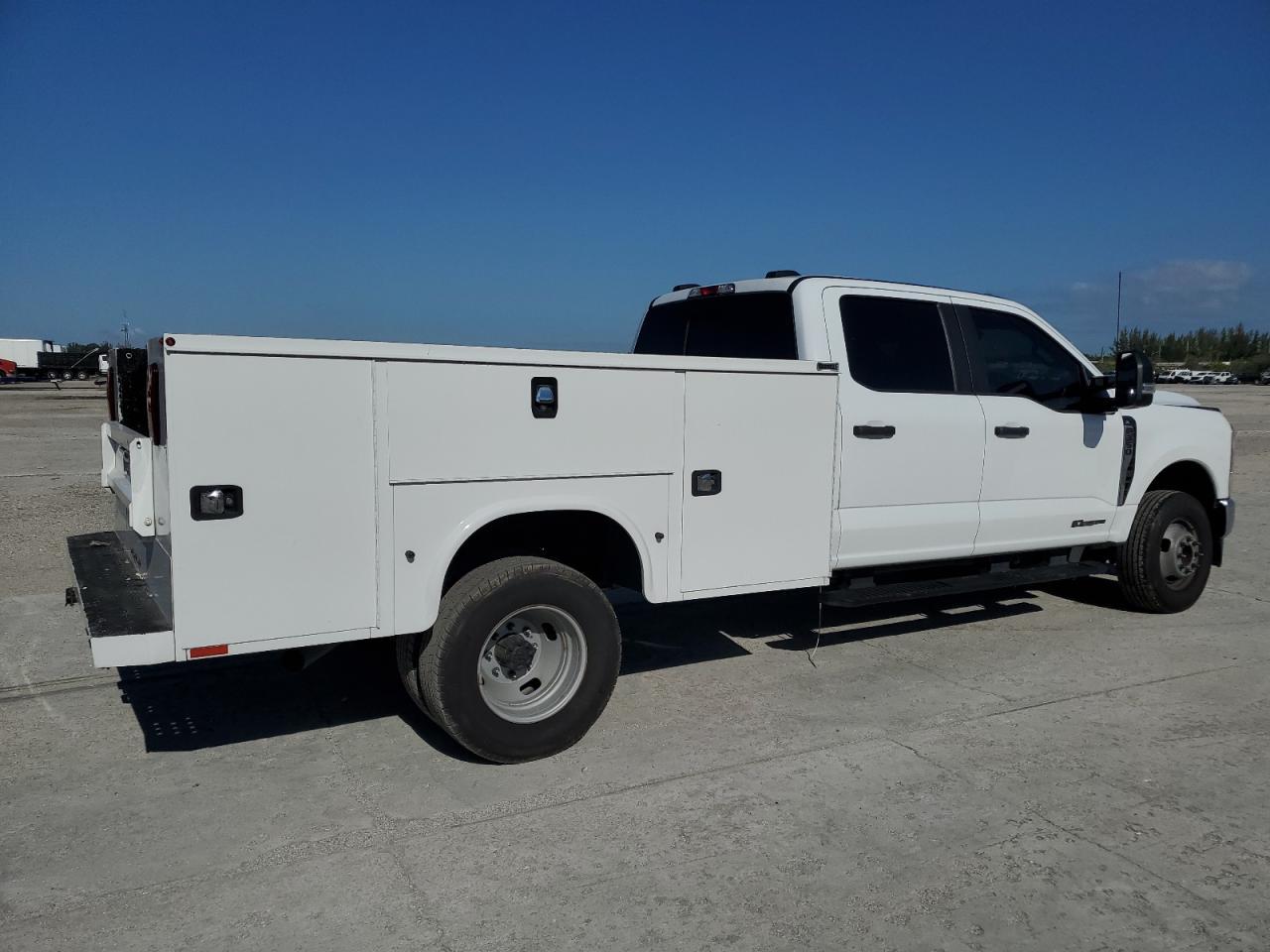 2024 Ford F350 Super Duty - Image 3