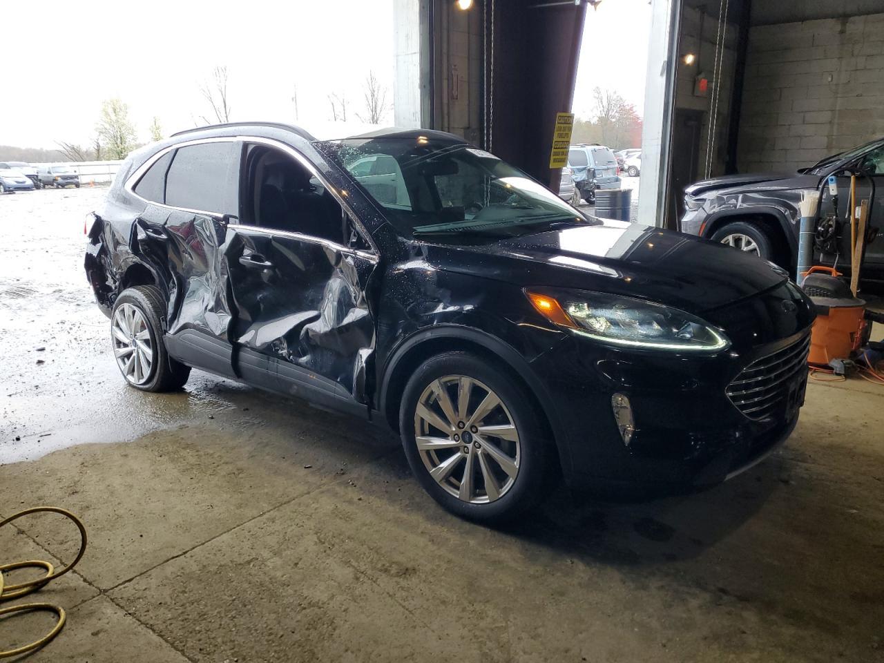 2022 Ford Escape Titanium - Image 4