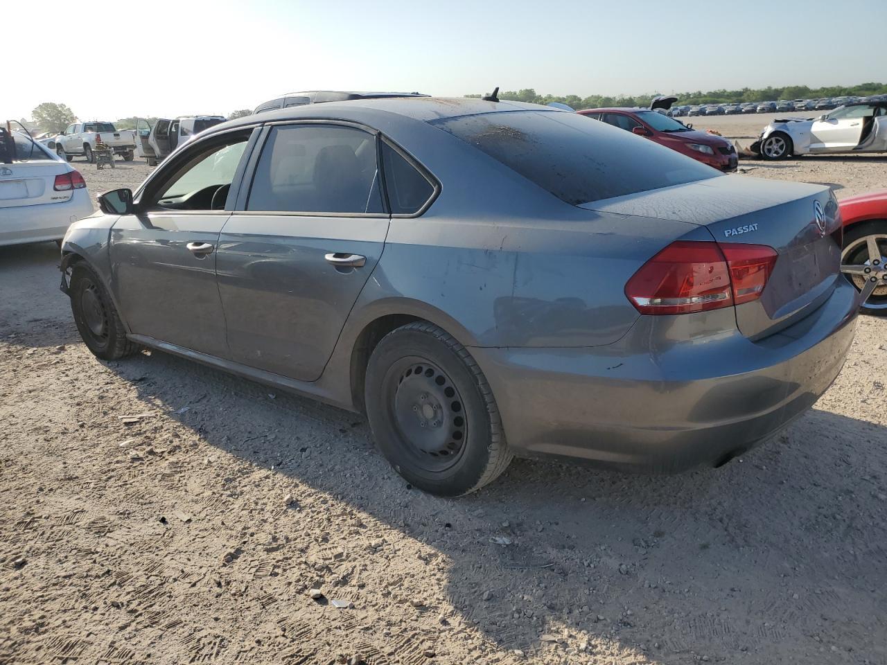 2015 Volkswagen Passat S - Фото 2