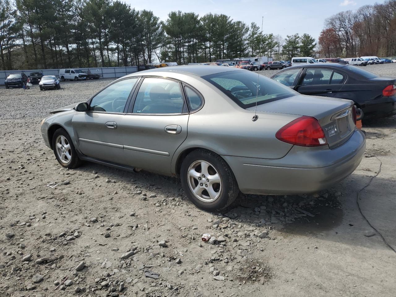 2003 Ford Taurus Se - Image 2