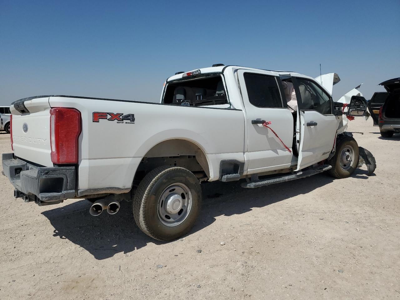 2025 Ford F250 Super Duty - Фото 3
