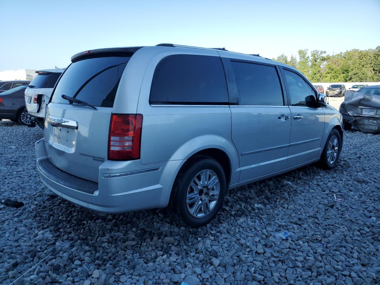 2009 Chrysler Town & Country Limited - Image 3