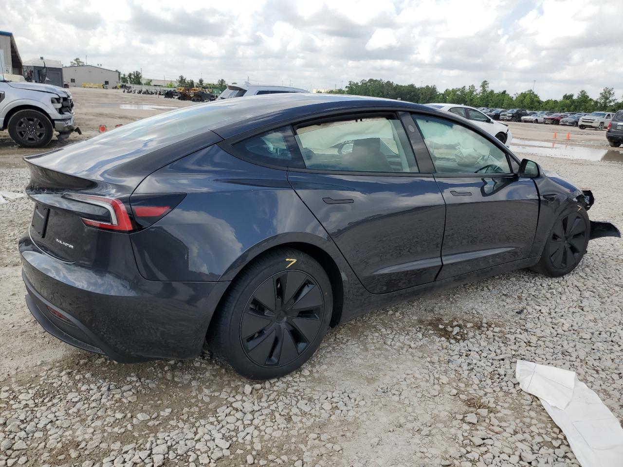 2025 Tesla Model 3 - Фото 3