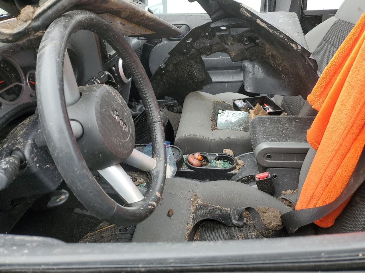 2010 Jeep Wrangler Unlimited Sahara - Image 7