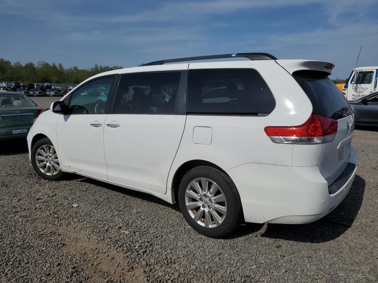 2014 Toyota Sienna Xle - Image 2