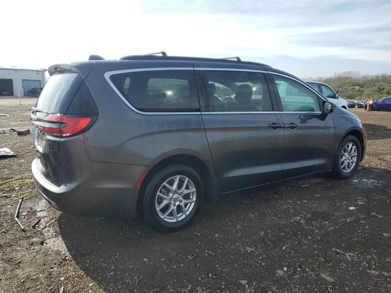 2022 Chrysler Pacifica Touring L - Image 3