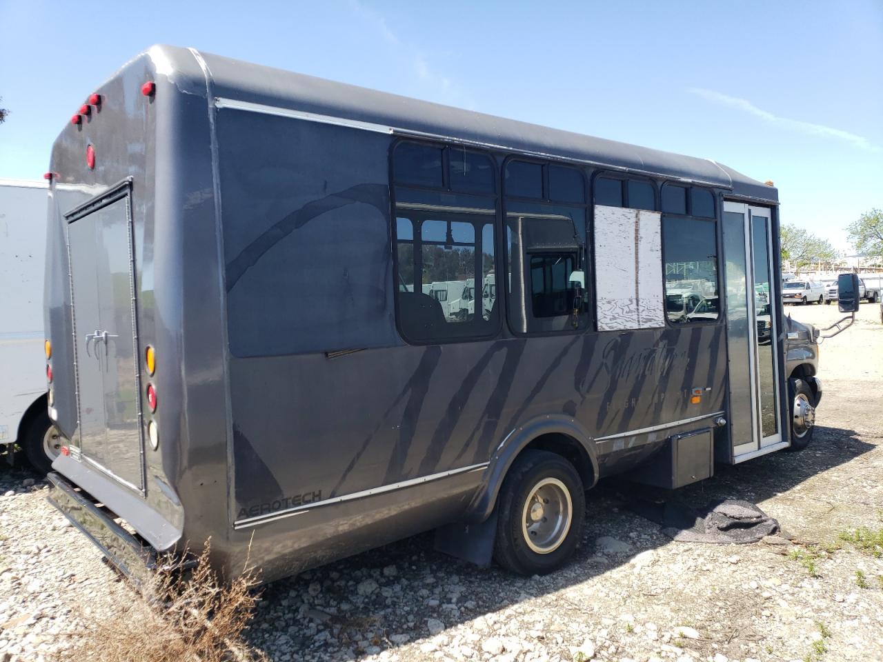 2006 Ford Econoline E450 Super Duty Cutaway Van - Image 4