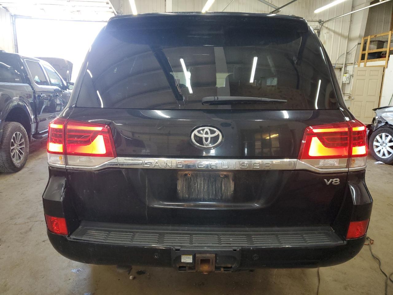 2017 Toyota Land Cruiser - Image 6
