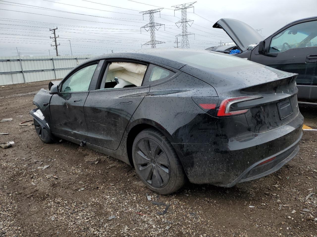 2025 Tesla Model 3 - Фото 2