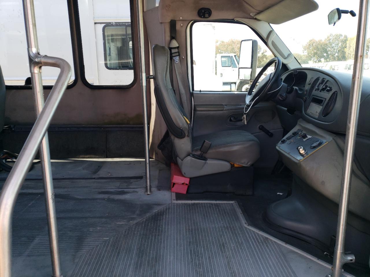 2006 Ford Econoline E450 Super Duty Cutaway Van - Image 5