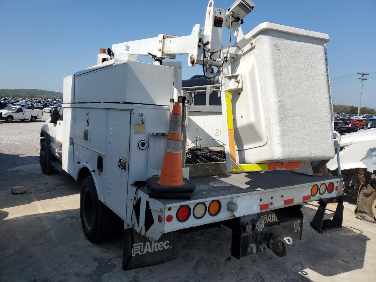 2016 Ford F450 Super Duty Bucket Truck - Image 3
