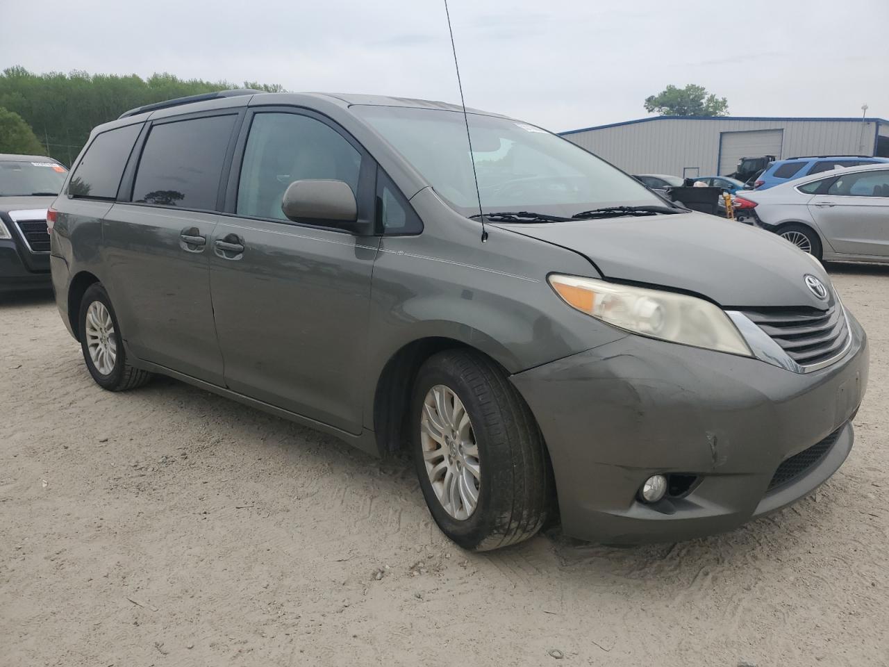 2011 Toyota Sienna Xle - Image 4