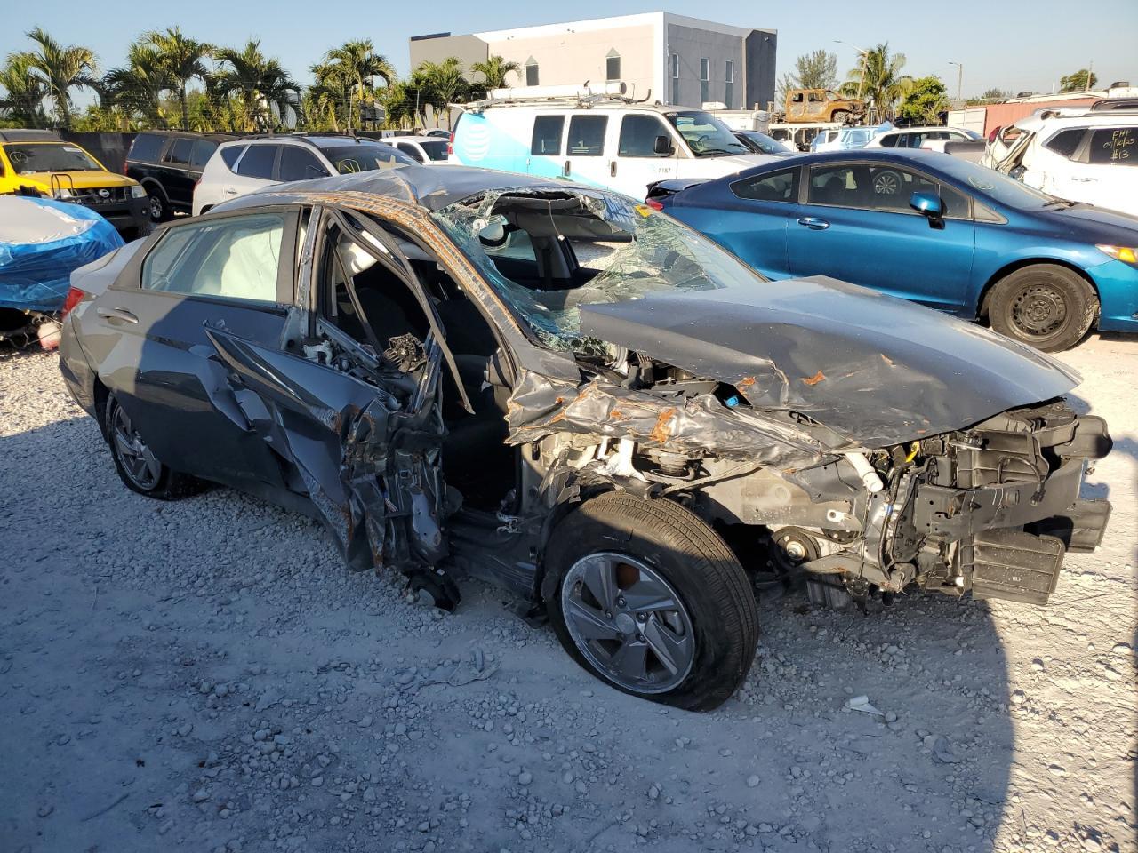 2025 Hyundai Elantra Se - Image 4