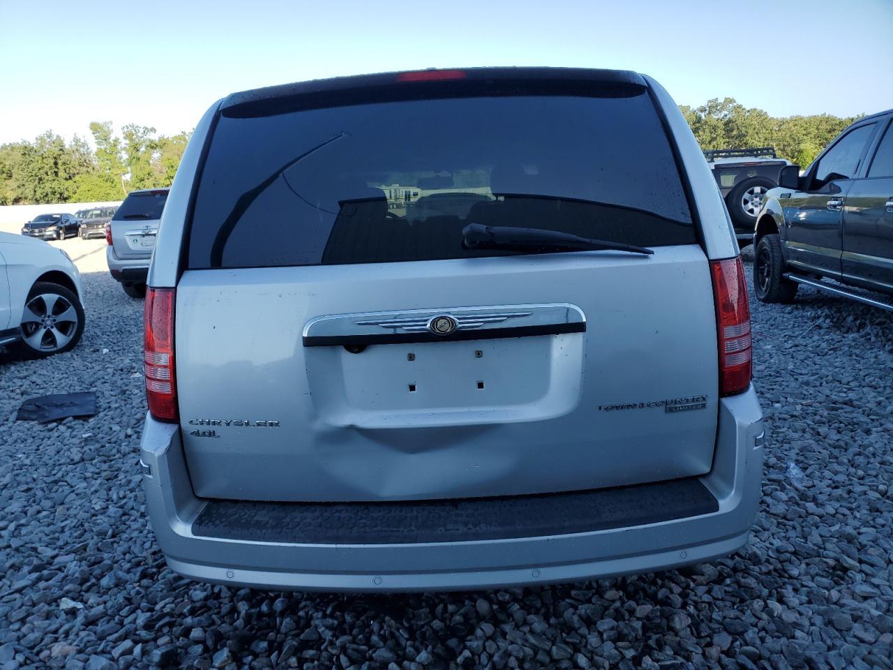 2009 Chrysler Town & Country Limited - Image 6