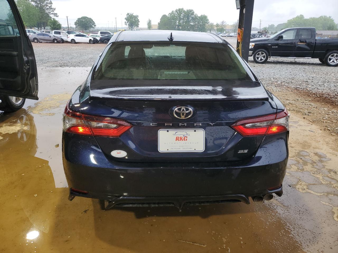 2022 Toyota Camry Se - Image 6