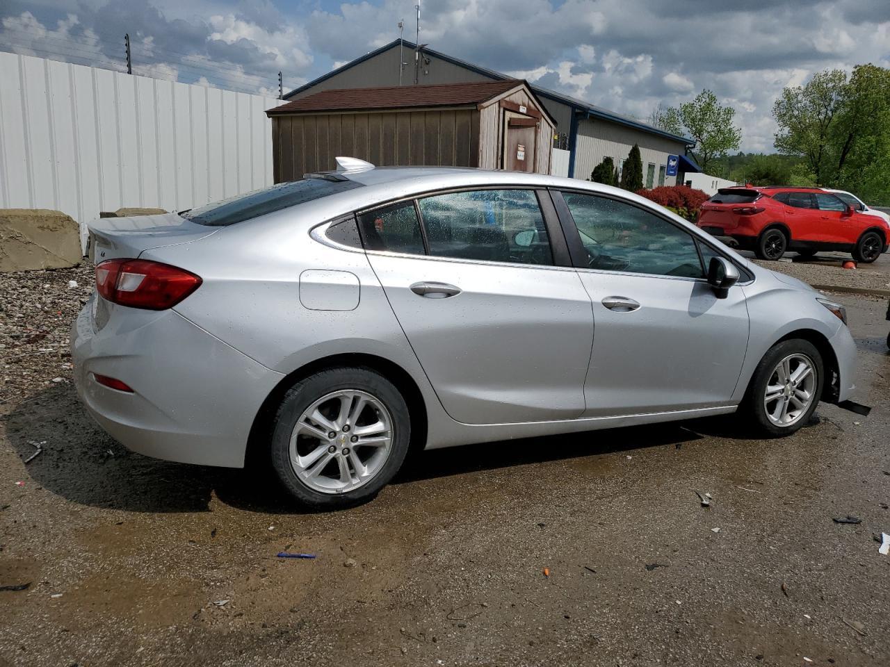 2018 Chevrolet Cruze Lt - Image 3