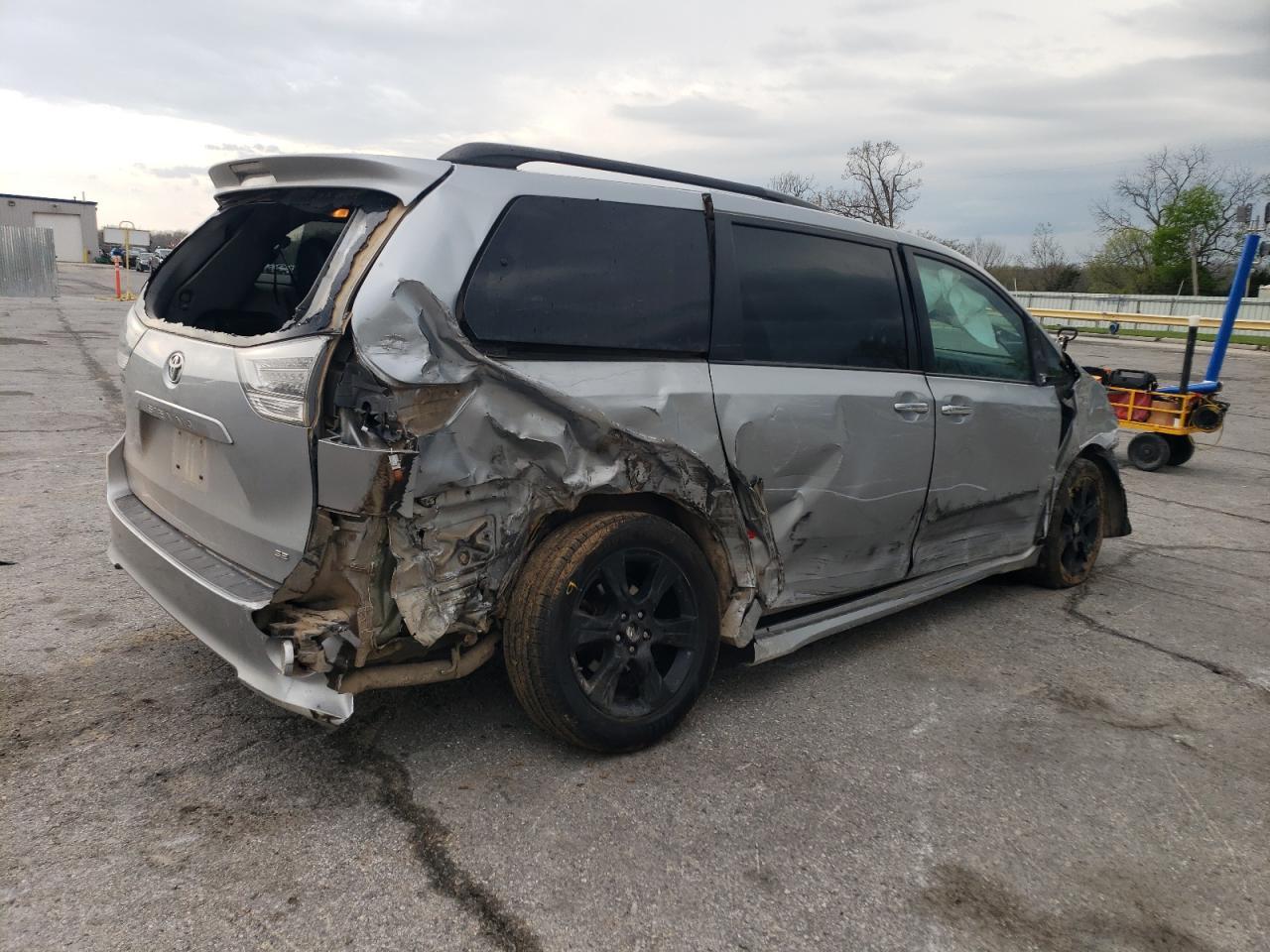 2015 Toyota Sienna Sport - Фото 3