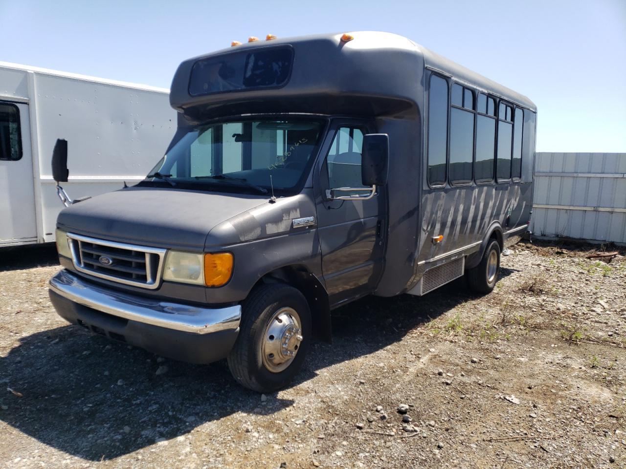 2006 Ford Econoline E450 Super Duty Cutaway Van - Image 2