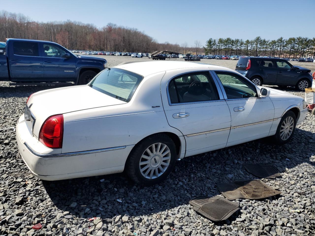2003 Lincoln Town Car Signature - Фото 3