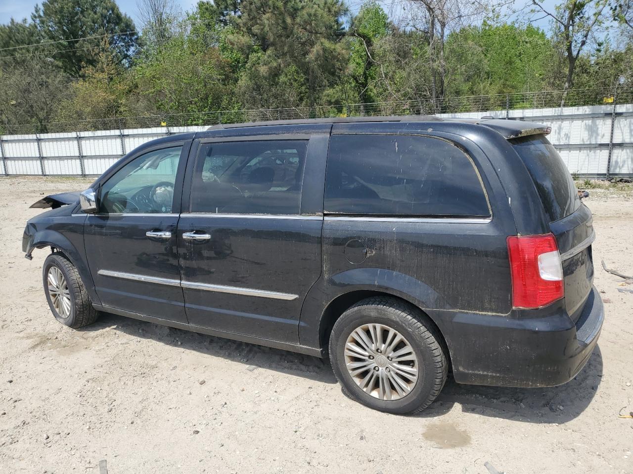 2016 Chrysler Town & Country Touring L - Фото 2