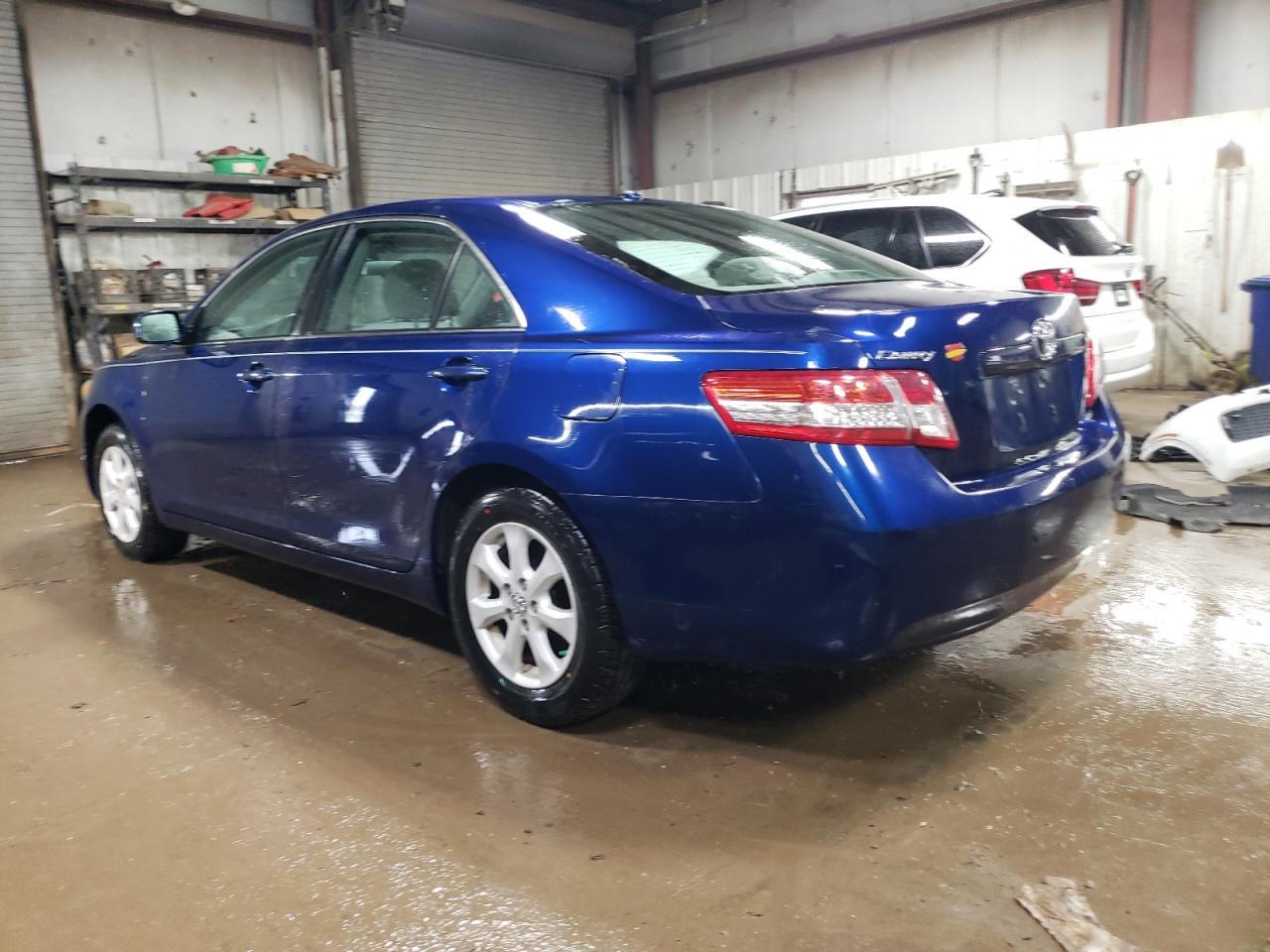 2010 Toyota Camry Base - Фото 2