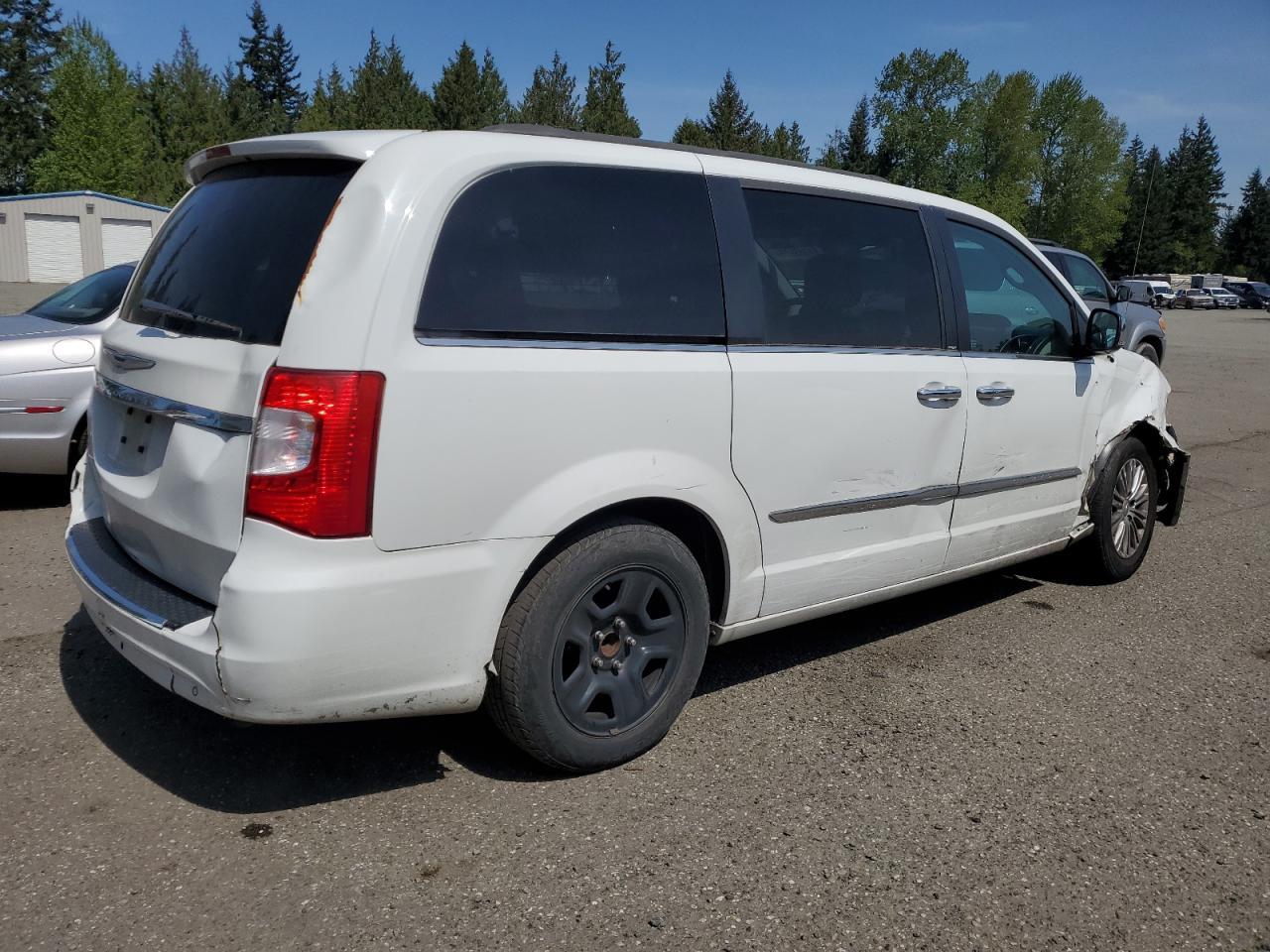 2013 Chrysler Town & Country Touring L - Фото 3