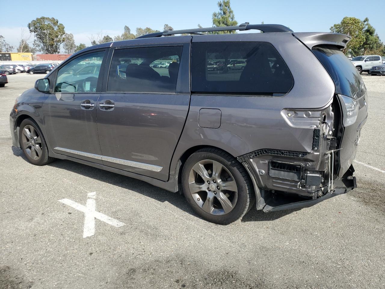 2016 Toyota Sienna Se - Фото 2