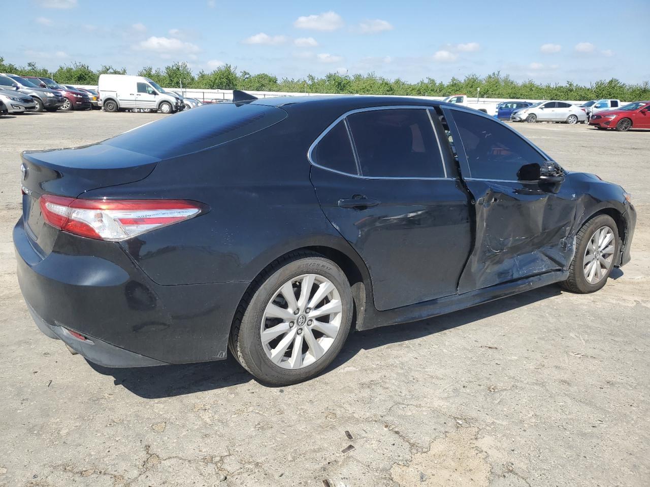 2020 Toyota Camry Le - Фото 3