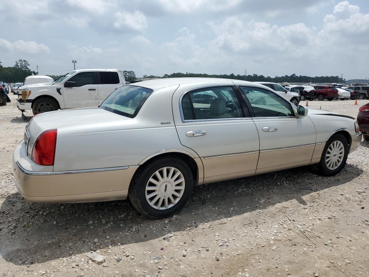 2005 Lincoln Town Car Signature - Фото 3