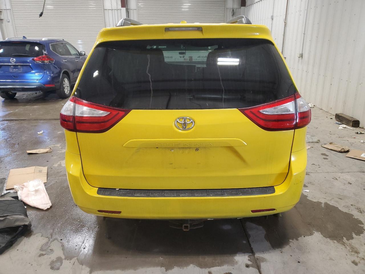 2015 Toyota Sienna Le - Image 6