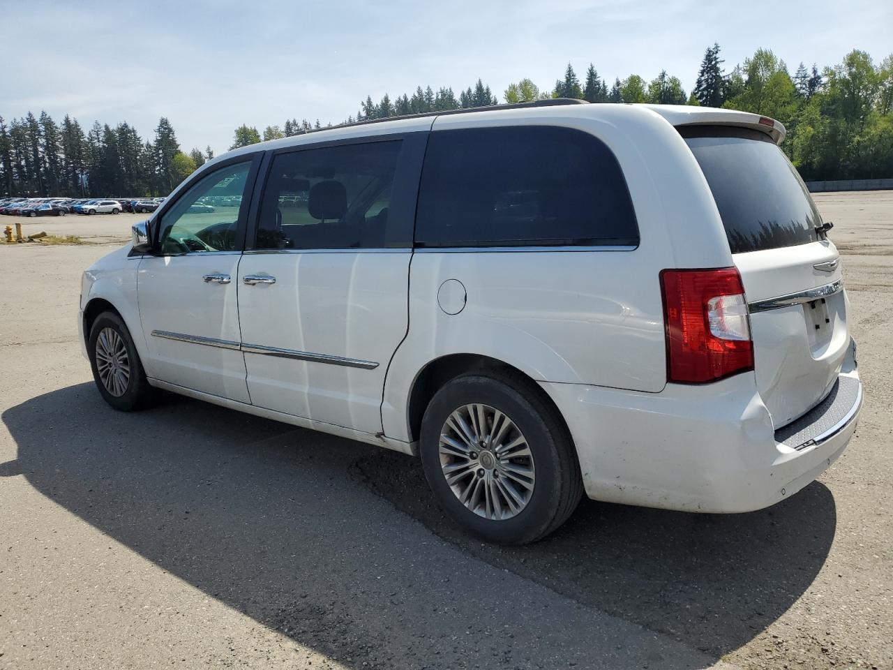 2013 Chrysler Town & Country Touring L - Фото 2