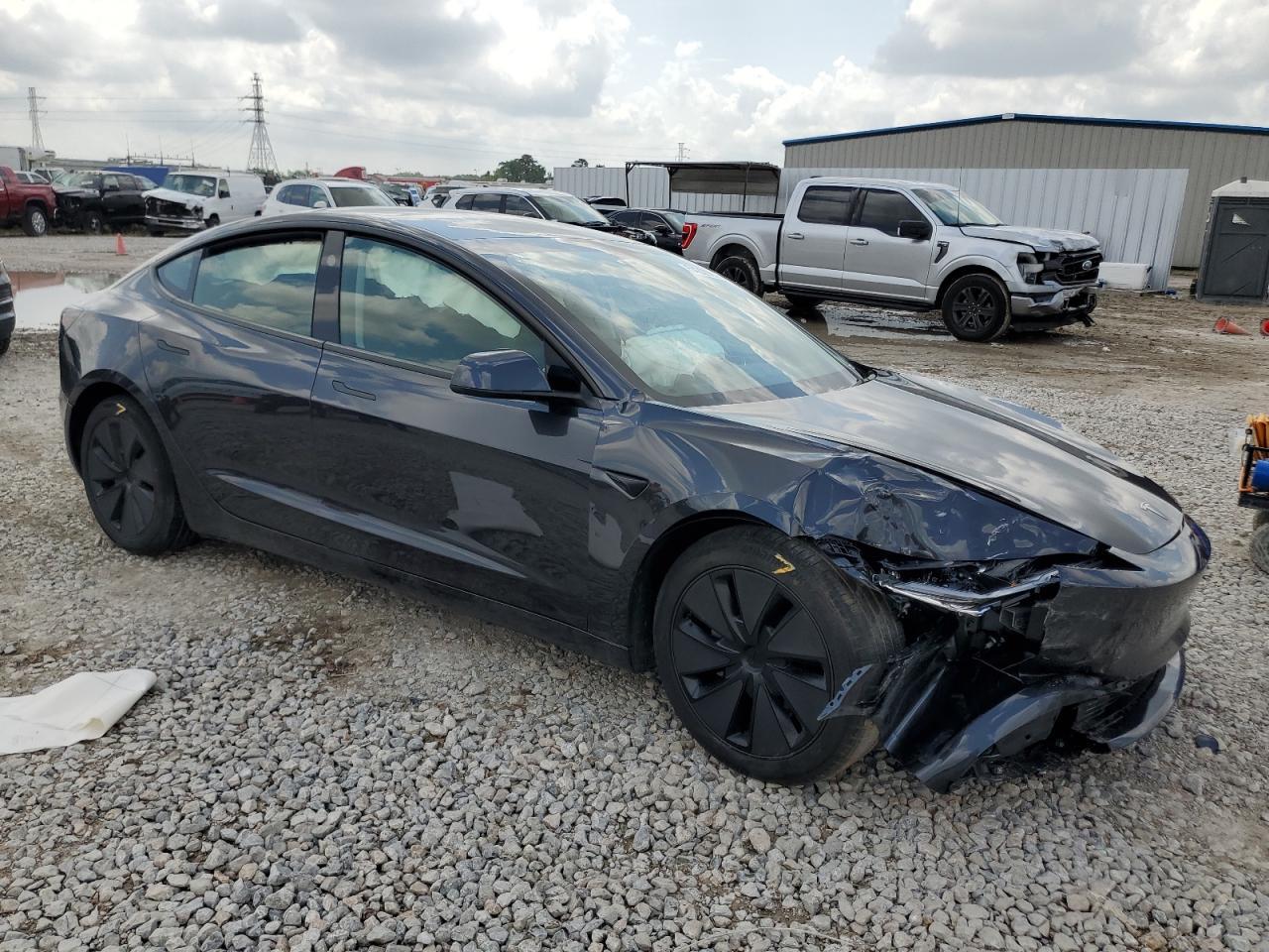 2025 Tesla Model 3 - Фото 4