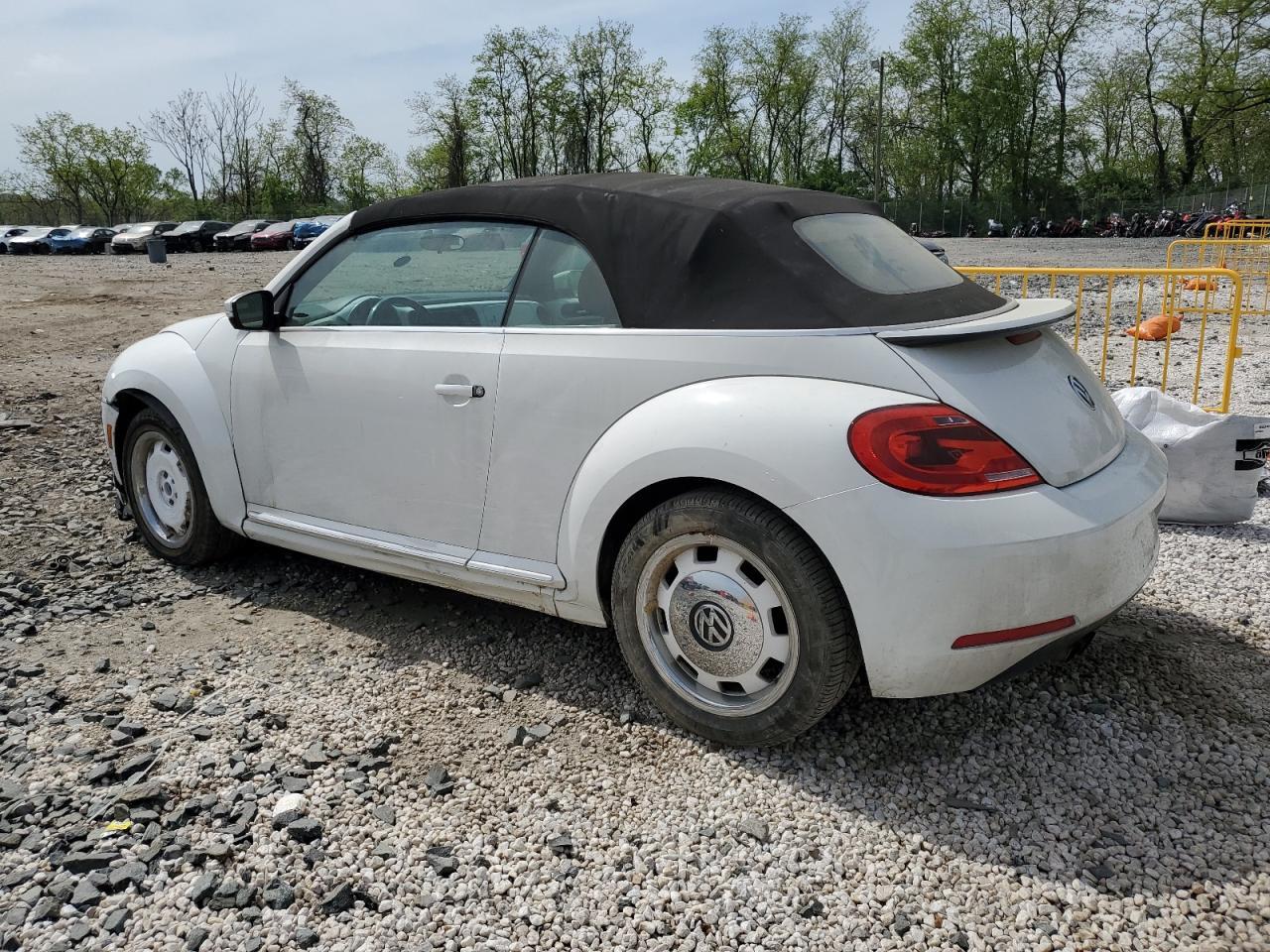2015 Volkswagen Beetle 1.8T - Фото 2