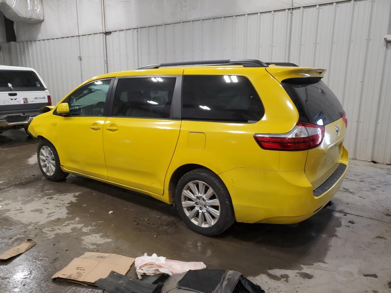 2015 Toyota Sienna Le - Image 2