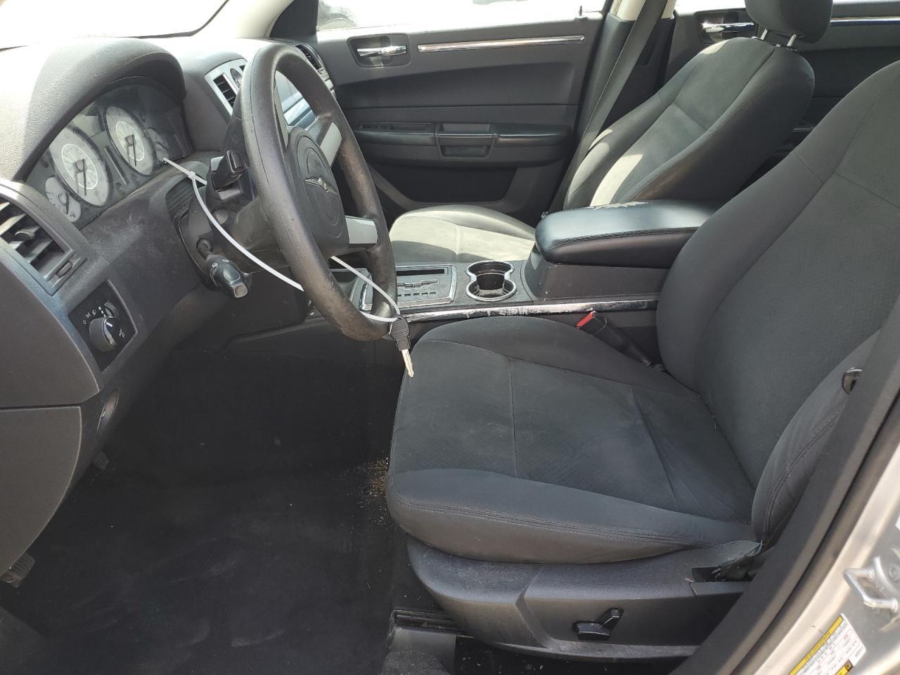 2010 Chrysler 300 Touring - Фото 7