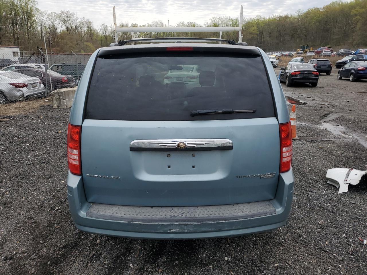 2010 Chrysler Town & Country Touring - Image 6