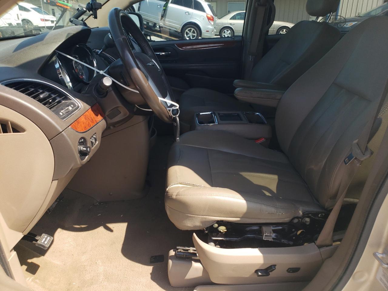 2015 Chrysler Town & Country Touring - Image 7